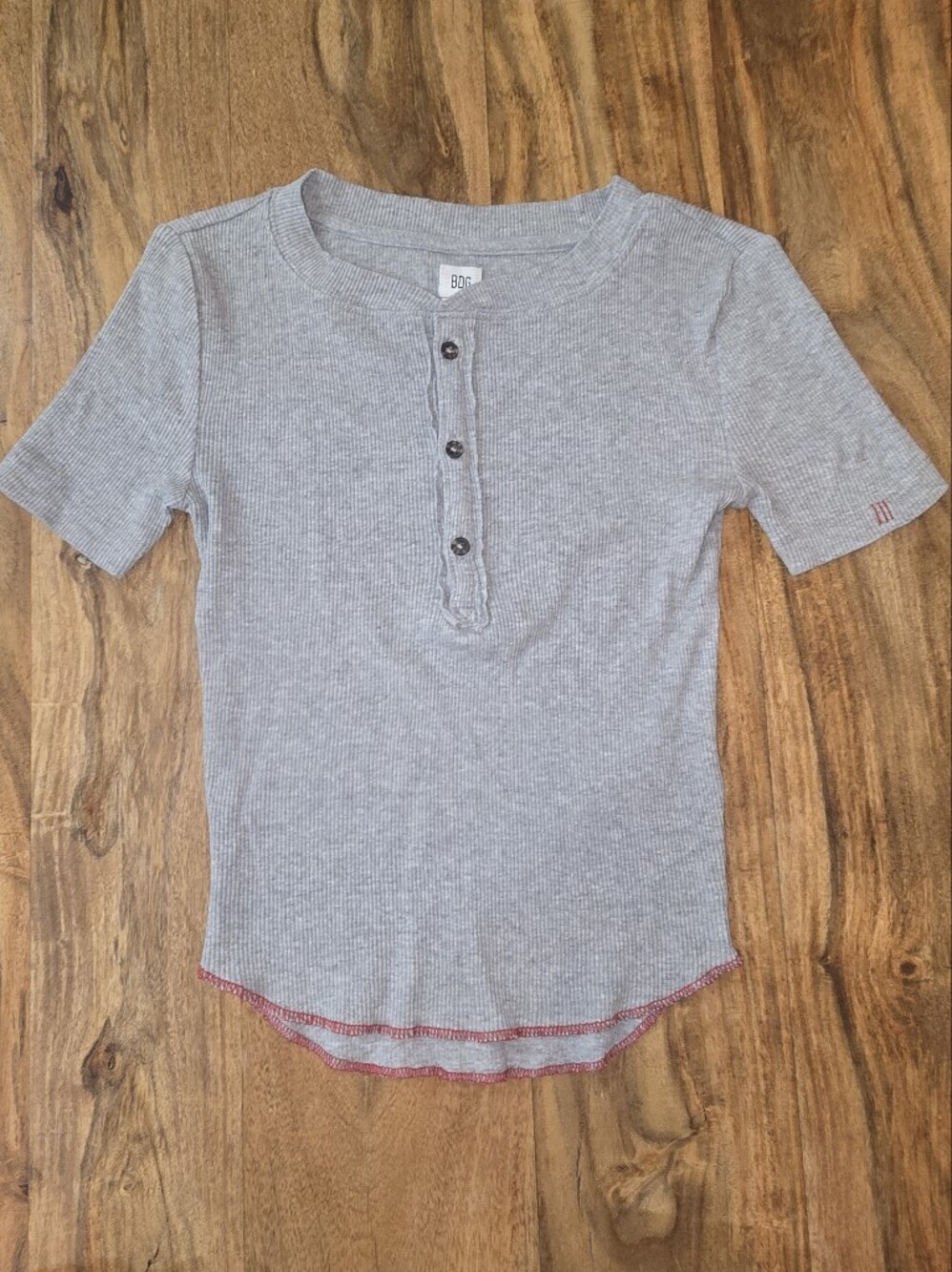 BDG Urban Outfitters Gray Ribbed Short Sleeve Henley w/ Red Lettuce Hem Size: XS